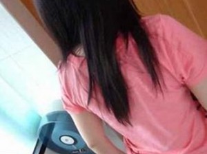 voyeur女厕5000个偷拍 ：震惊一女子在女厕安装 5000 个偷拍设备