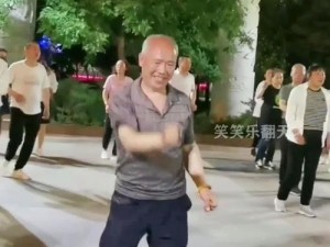 Chinese骚年引老头视频【Chinese 骚年引老头视频：小伙街头秀舞姿，大爷看呆表情亮了】