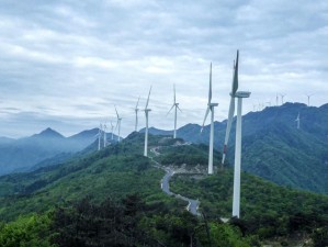 牛草山风车与云海相映成趣：壮美景观惊艳心灵