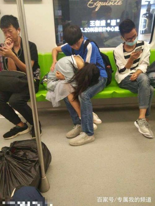 体验真实情侣互动,男生女生一起差差差场景带声音